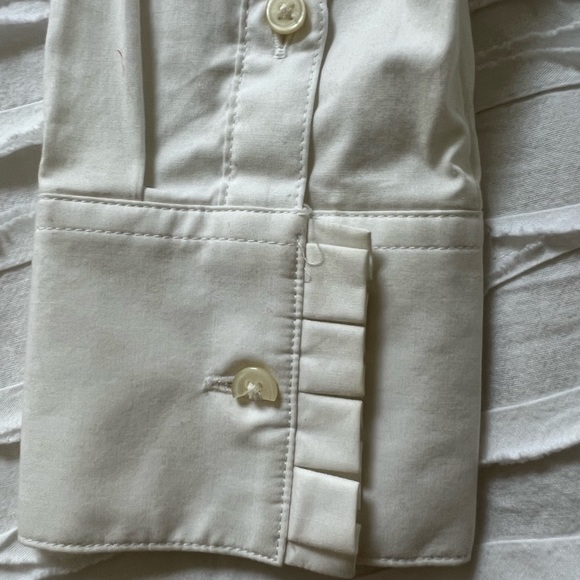 Banana Republic white button up blouse. small fringe detail on buttons. Size 2 - Picture 4 of 6